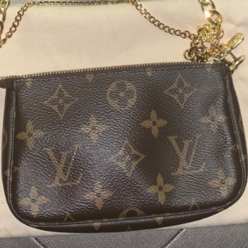 Louis Vuitton Mini Pochette - Picture 4 of 8